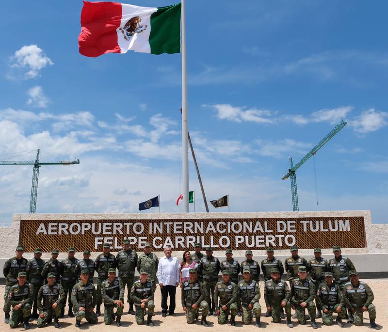 AMLO difundió una fotografía con la gobernadora de Quintana Roo, Mara Lezama, con el general Luis Cresencio Sandoval, secretario de la Defensa Nacional (Sedena), y con los ingenieros militares que construyen el nuevo aeropuerto.