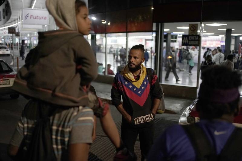 Migrantes venezolanos esperan un autobús que los lleve al norte, en la Central de Autobuses del Norte en Ciudad de México, el 13 de octubre de 2022. El presidente Joe Biden invocó la semana pasada una norma de la era Trump conocida como Título 42, que el propio Departamento de Justicia de Biden está combatiendo en los tribunales, para negar a los venezolanos que huyen de su país devastado por la crisis la posibilidad de solicitar asilo en la frontera. La norma, invocada por primera vez por Trump en 2020, utiliza la autoridad de salud pública de emergencia para permitir que Estados Unidos impida a los migrantes solicitar asilo en la frontera, basándose en la necesidad de ayudar a prevenir la propagación del COVID-19.