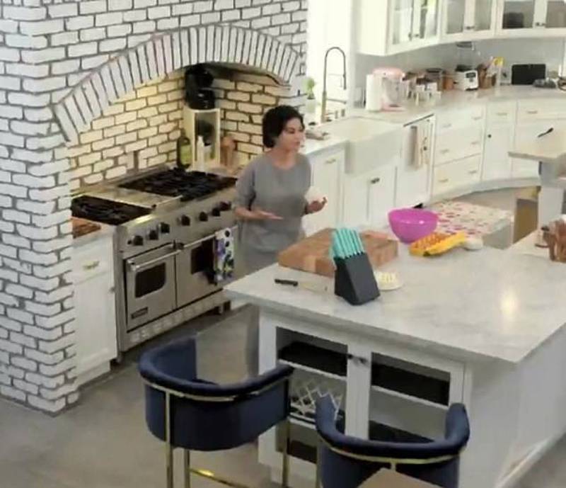 Selena Gomez se divierte en su nueva y lujosa cocina de chef estilo country  de gabinetes blancos y mesones de mármol