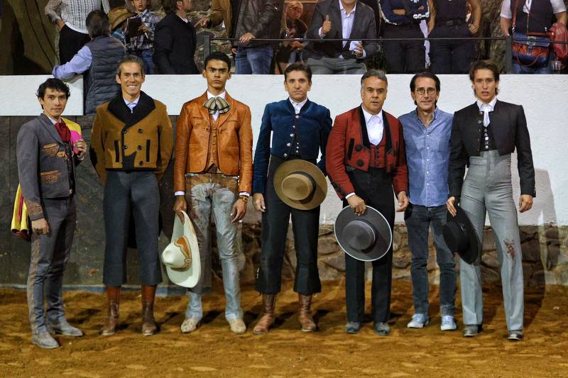 Rejoneador Diego Ventura, y los matadores de toros Alfonso Ramírez “El Calesa”, Diego Silveti, Isaac Fonseca, y Arturo Gilio. (Cortesía)