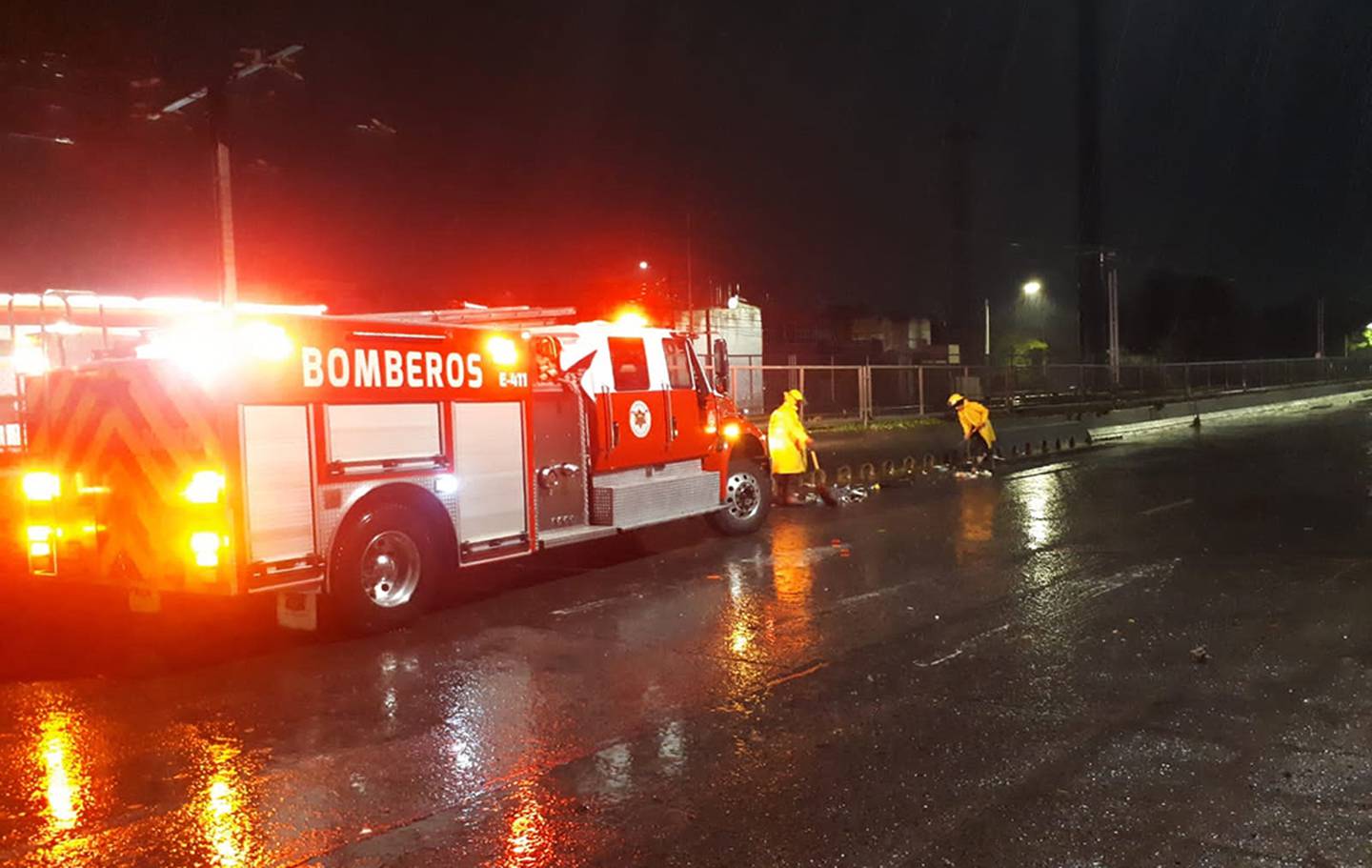 Cuerpos de emergencia estuvieron trabajando toda la madrugada para atender las afectaciones por la tormenta.