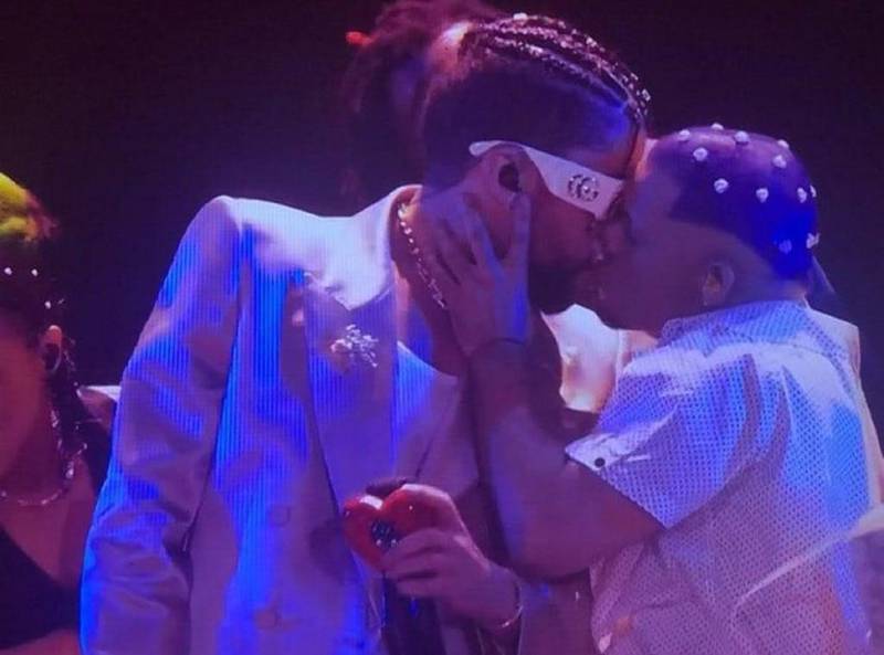 VIDEO Así fue el beso entre Bad Bunny y su bailarin en MTV VMAs 2022