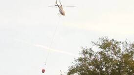 Equipos de bomberos siguen luchando contra los incendios al este de Arizona