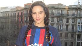 Rosalía ya luce la nueva jersey del Barcelona ¿Cuál es su costo?