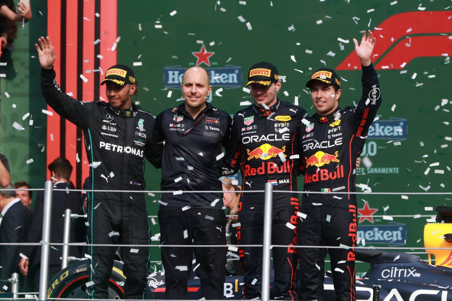 De izquiera a derecha: Lewis Hamilton, Gianpiero Lambiase (ingeniero de Red Bull), Max Verstappen y Checo Pérez