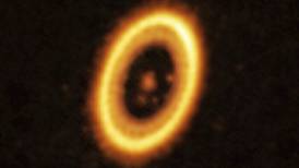 Astrónomos hallan prueba y captan imagen de dos planetas que comparten una misma órbita