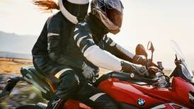 Encuesta revela quiénes son más atractivos para las mujeres: motociclistas o automovilistas