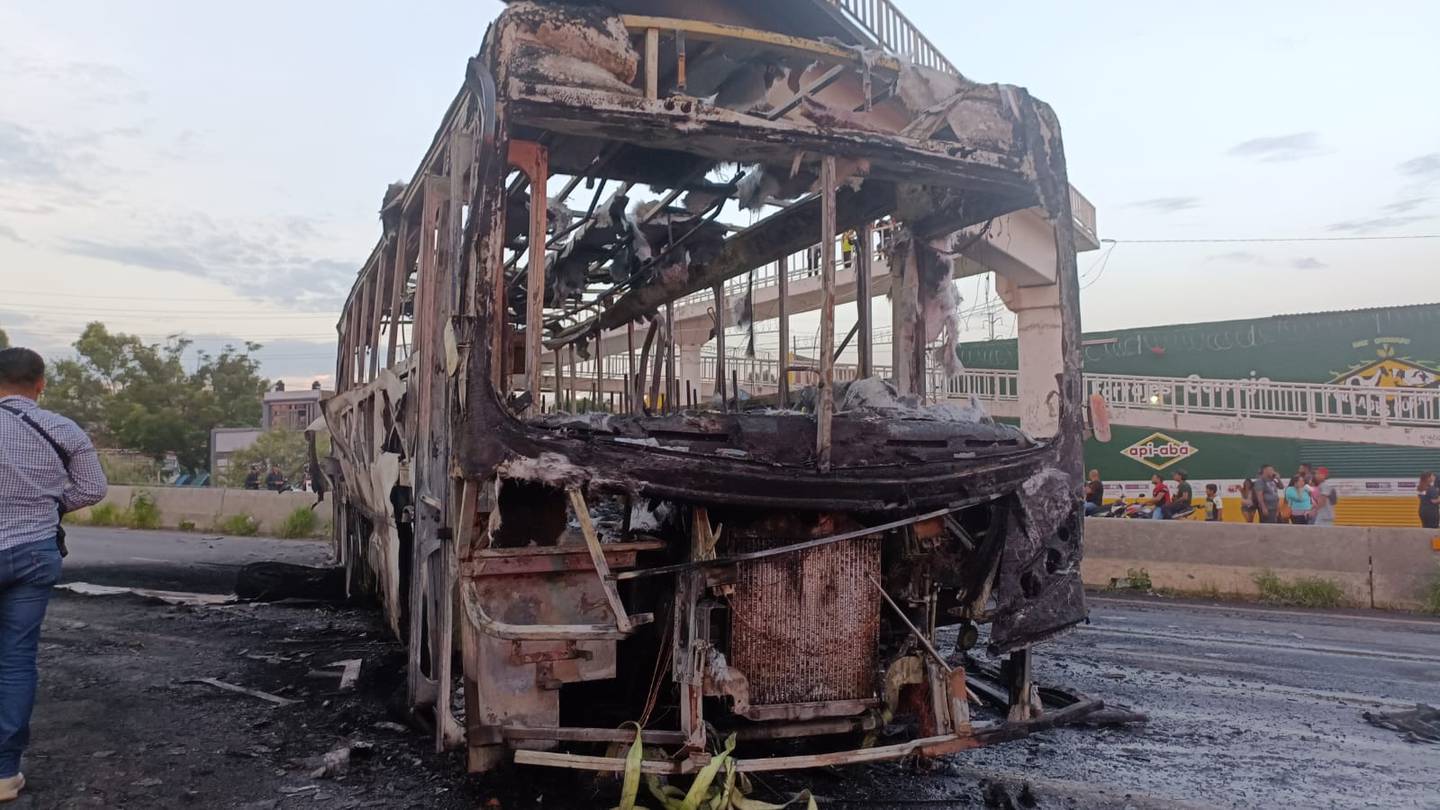 Unidad de transporte público quemada en carretera a Saltillo y la calle Chícharo.