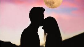 Cinco rituales infaltables para manifestar el amor en la Luna Llena del 25 de enero