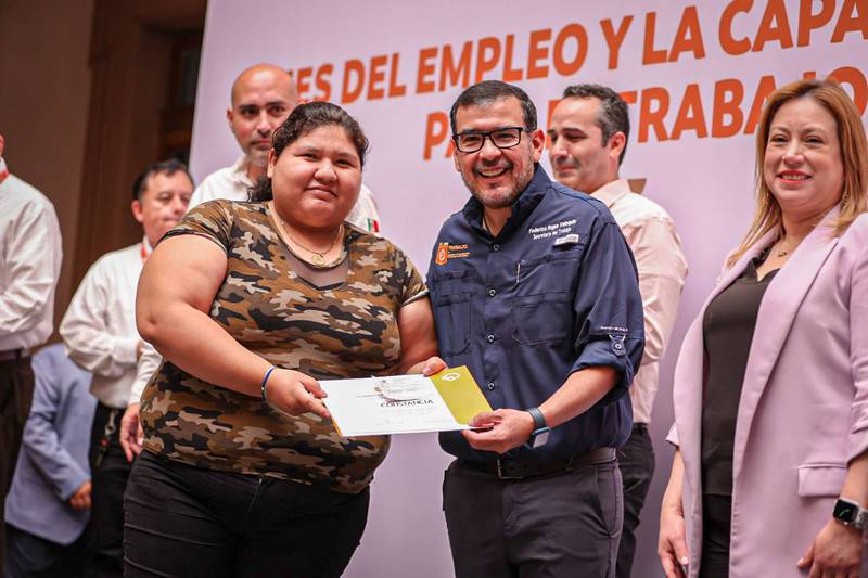 Rojas Veloquio participó en la entrega de becas y constancias del programa Jóvenes al empleo y más.