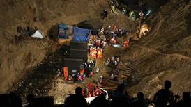 Incendio en mina de oro deja al menos 27 mineros muertos