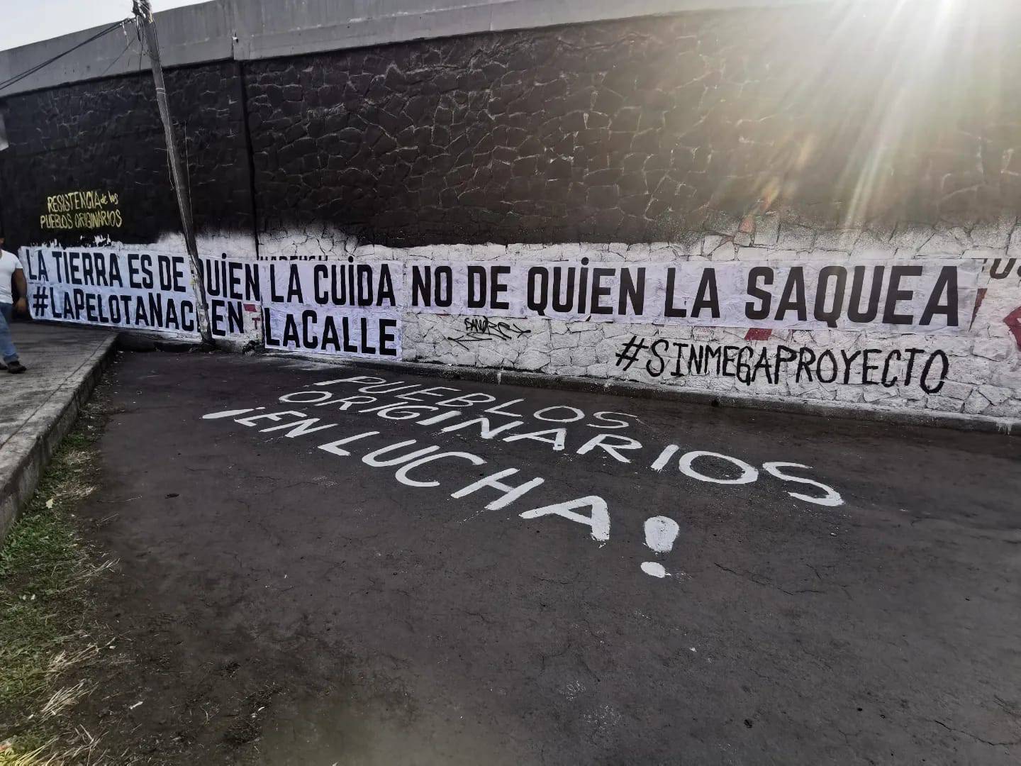 Opositores a la aprobación del PGOT protestaron a las afueras del Estadio Azteca.
