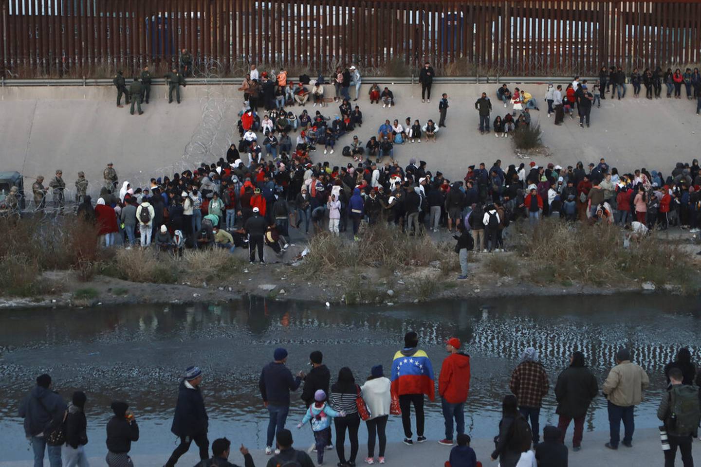 Migrantes celebran Navidad en la frontera.