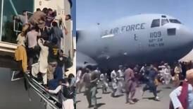 Afganos desesperados desbordan aviones intentando huir del Talibán