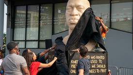 Estatua de George Floyd es vandalizada por supremacistas blancos en EU