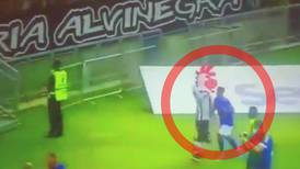 VIDEO: Mascota es suspendida por intentar intimidar a rivales en partido de futbol 