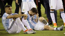 Messi llora desconsolado por la derrota de Argentina