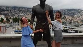 Turistas ‘profanan’ estatua de Cristiano Ronaldo