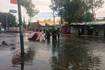 Megafuga de agua en alcaldía Iztapalapa deja varado a taxi en socavón