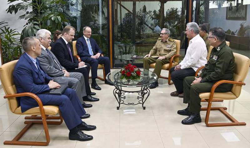 Presidente de Cuba, Miguel Díaz-Canel  y Raúl Castro con secretario de seguridad de Rusia.