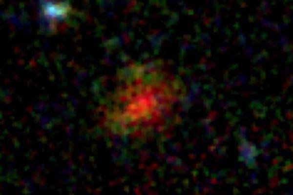 Ciencia.-Una fantasmal galaxia polvorienta reaparece para el telescopio Webb