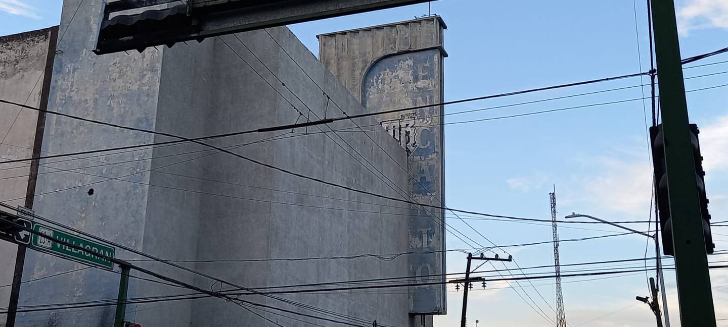 El Cine Encanto tenía la pantalla más grande de Monterrey. El edificio permanece como recuerdo de viejas glorias.