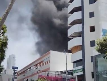 Se incendia el Centro de Convenciones Copacabana en Acapulco