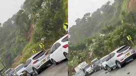 Automovilistas quedan sepultados por derrumbe de tierra sobre carretera en Colombia