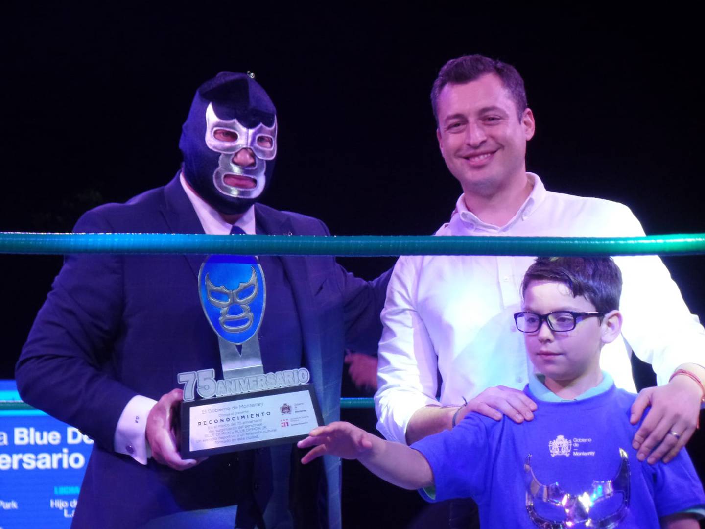 El alcalde de Monterrey, Luis Donaldo Colosio Riojas, entregó el trofeo a Blue Demon Jr.