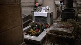 Rinden homenaje en tumba de Jim Morrison a 50 años de su muerte