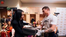 Canelo Álvarez regala costoso par de guantes a Danna Paola previo a su pelea contra Charlo