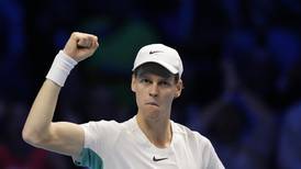 Sinner vence a Rune y sigue asombrando en Finales de la ATP; Djokovic avanza también