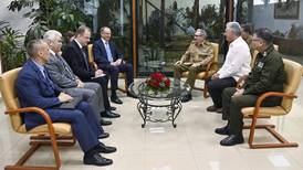 Raúl Castro aparece junto al presidente de Cuba en reunión con secretario de seguridad ruso