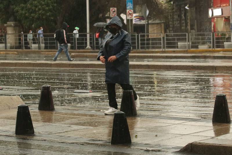 Las lluvias que se registraron esta tarde en la Ciudad de México, en algunos casos con granizo, provocaron la marcha lenta en líneas del Metro.