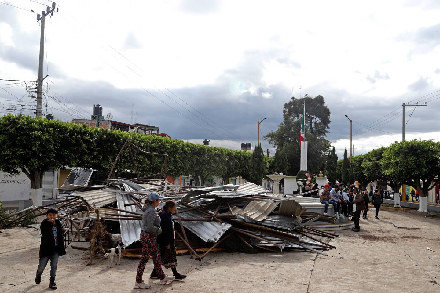 Elementos de protección civil y bomberos laboran para el retiro de escombros que dejó el colapso de un tanque de agua en el municipio de San Martín Texmelucan, Puebla y ocasionó la muerte de dos personas y heridos.