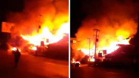 Grupo armado incendia lujoso automóvil y fuego alcanza dos restaurantes en Acapulco 