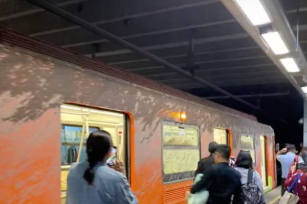 ¡Terror en el Metro! Cae ‘cascada’ de lodo sobre tren en la Línea 12