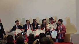 Karla Souza y Martha Higareda son galardonadas con medalla luego de financiar a dos clavadistas 