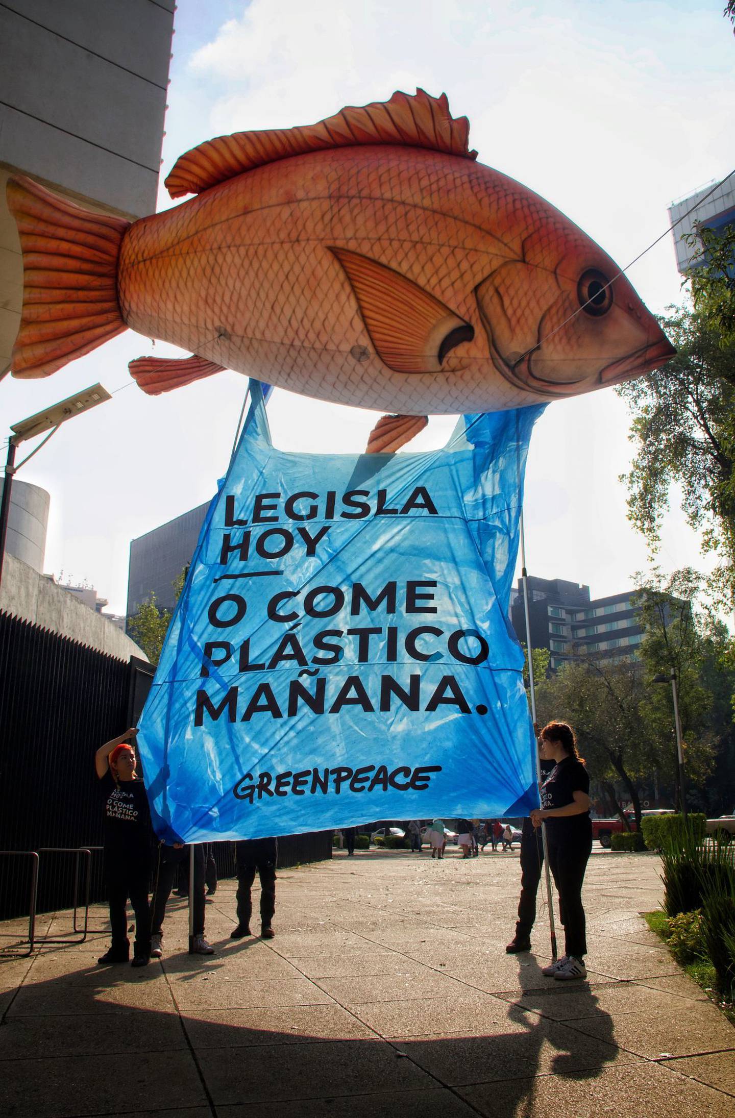 Protesta de Greenpeace contra la contaminación por microplásticos.