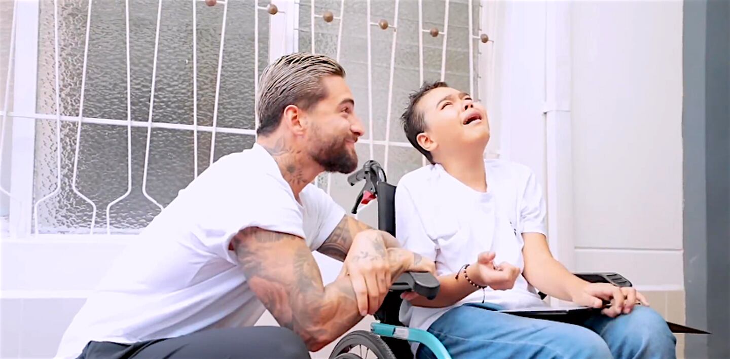 El cantante colombiano decide darle una sorpresa a un niño, que le cambiará la vida.