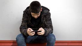 Padres prohiben a menores el uso de celular hasta la “secu”