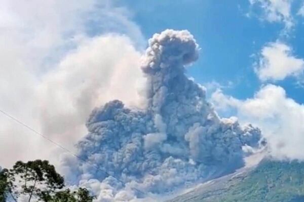 Entra en erupción el volcán ‘Marapi' en Indonesia