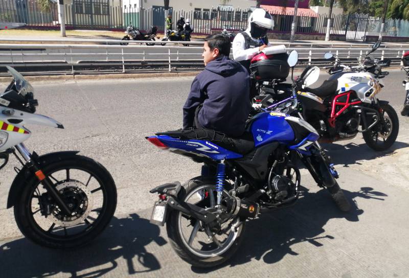 En promedio al mes se emiten 35 multas a motociclistas por transitan por lugares prohibidos como ciclovías o aceras.