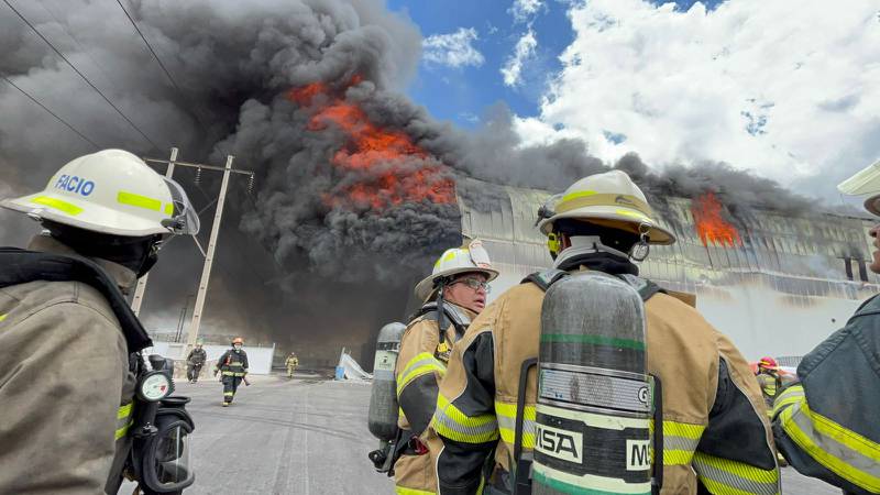Los cuerpos de emergencia usaron agua a presión para atacar las llamas desde diferentes flancos.