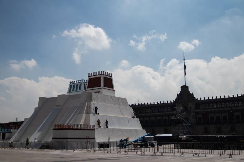 Como parte de la conmemoración del 500 aniversario de la caída de Tenochtitlán se está construyendo una representación gigantesca del Templo Mayor en pleno Zócalo
