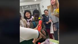 Viral sorpresa a una profesora: alumnos fingen una pelea para darle un regalo