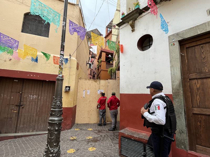 ¡Adiós besos! clausuran el Callejón del Beso en la ciudad de Guanajuato.