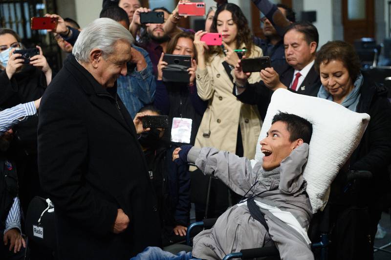 El activista visitó Palacio Nacional y recibió el saludo del presidente Andrés Manuel López Obrador.