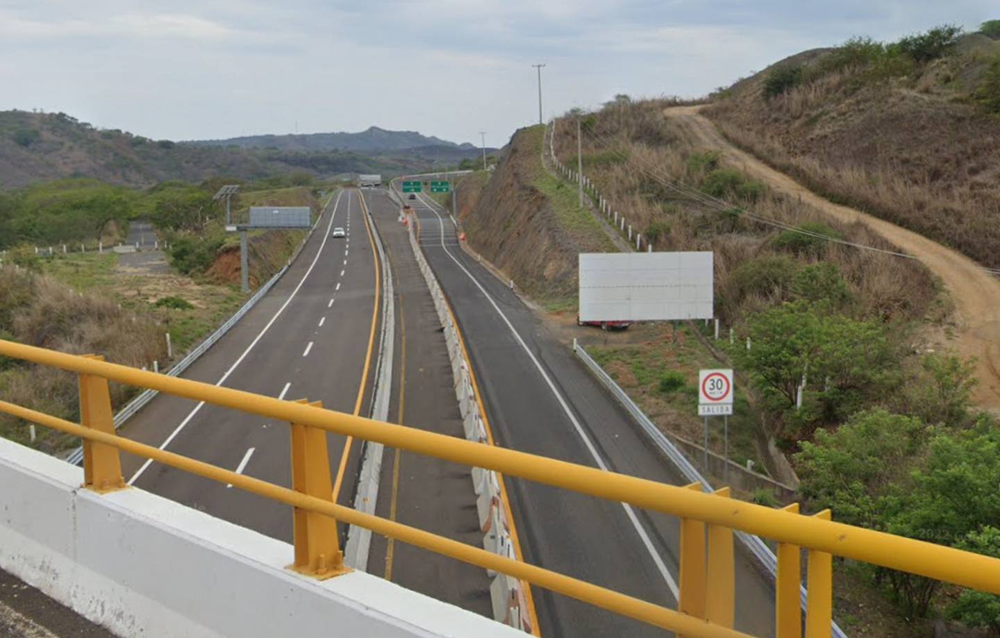 La autopista corta a Vallarta sólo ha abierto uno de los tres tramos que la contemplan.