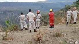 Trabajan bomberos por horas para rescatar cuerpo en barranca tapatía